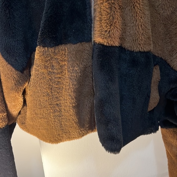 ❤️‍🔥BOGO FREE Altar’d State Faux Fur Euro Winter Chic Black Brown crop jacket - Picture 4 of 4